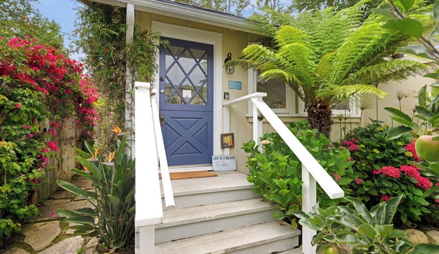 Romantic Beach Hideaway | Walk to Beach, Fireplace & Relaxing Coastal Atmosphere in Montecito