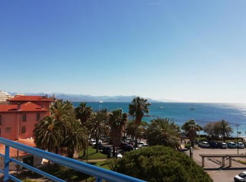 Rooftop face mer in Antibes