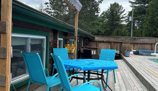 Rustic cabin with pool. in Espanola