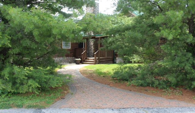 Rustic Log Cabin Escape: Minutes from Wedding Venues & KC Metro!