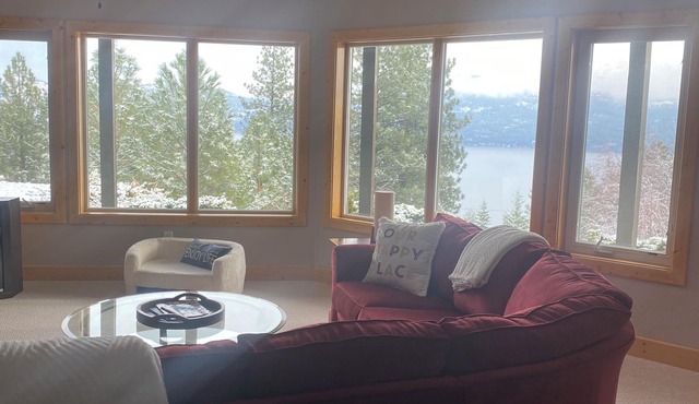 Rustic Panoramic Okanagan Lake View Walkout Suite, Sleeps 7 & Pet friendly