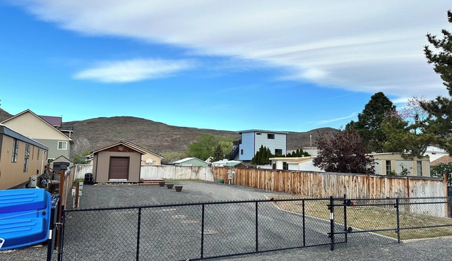 RV parking in Sunland, close to park and store. No bathroom. No septic dump.