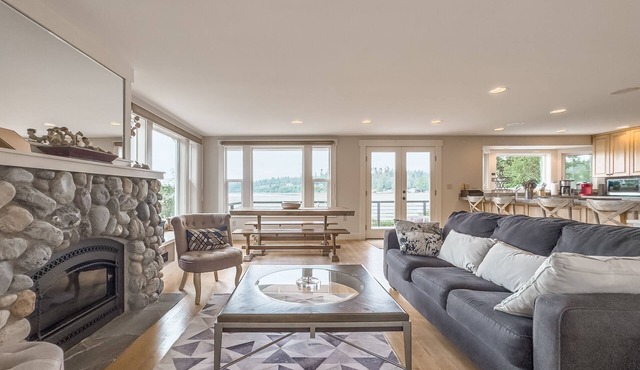 Saltwater Estate - waterfront with private beach & walk to ferry