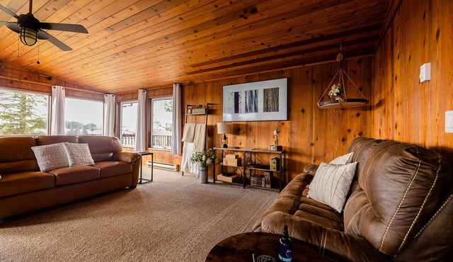 Scales & Shells: 4 BR, 2.5 BA House in Sitka, Sleeps 8