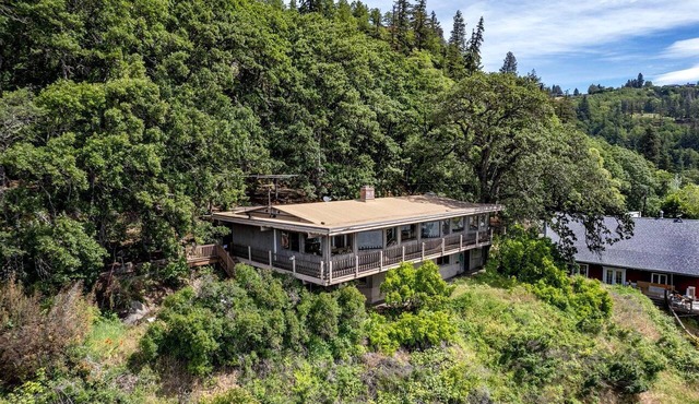 Scenic Columbia Gorge Riverfront Cottage Near Hood River Oregon