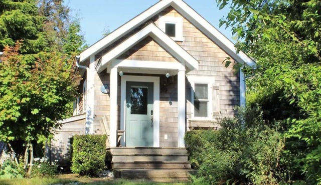 Seabrook's Slack Tide, a cozy loft style cabin in Beach Camp!