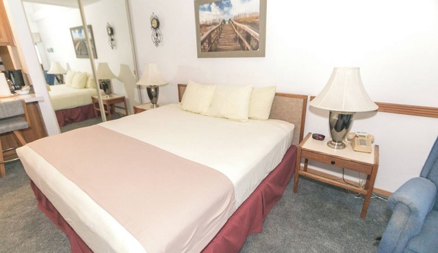 Seaside Charm – Balcony, Fireplace, Resort Amenities & Beach Access