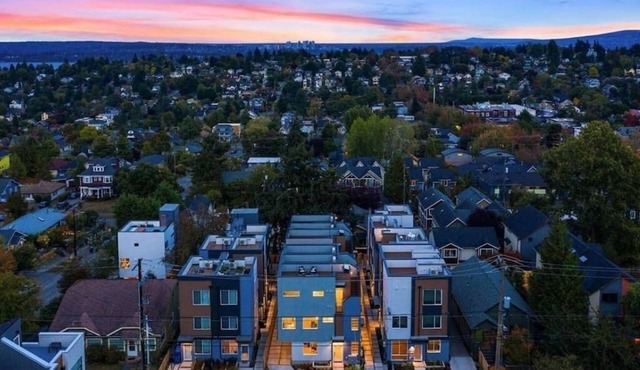Seattle Modern Townhouse + Rooftop, near Stadiums