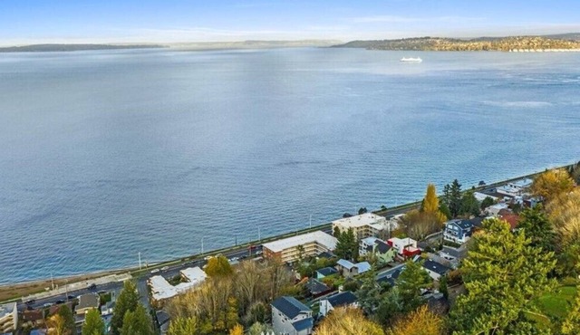 Seattle Vacation Home: Alki Beach House. Central Air Conditioning!