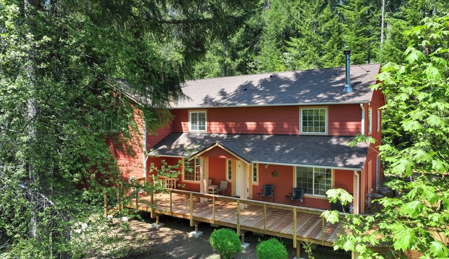 Secluded forest retreat with huge deck, large hot tub, great views.