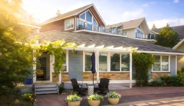 Sept 22nd Ready! Fall Escapes | Lake Views | Private Balcony | Pet Friendly in Kelowna