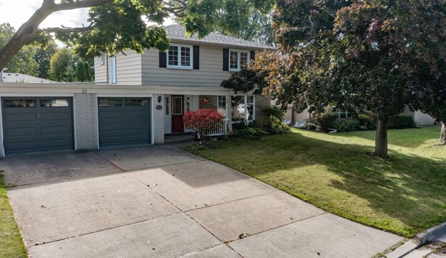 Serene 5BRM home. Pool and all-year hot tub. 17 minutes from YYZ. in Brampton