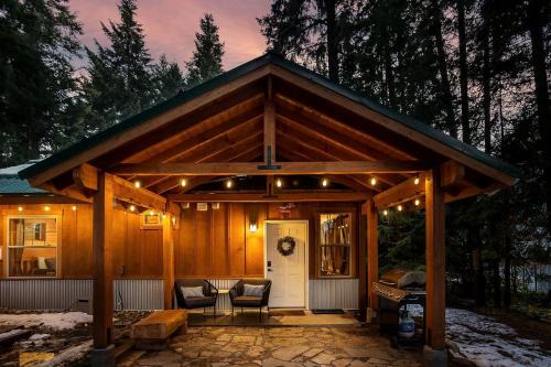 Serene Cabin with Jacuzzi, Fire Pit and Picnic Space in Leavenworth, Washington