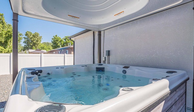 Serene Retreat: Pool Table & Hot Tub