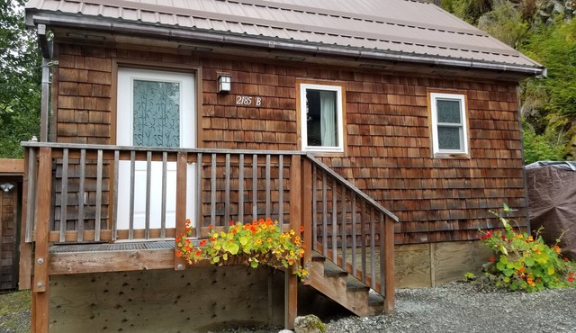Sitka Rose - Cabin, minutes from airport & ferry - self check-in