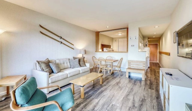 Ski getaway near the slopes with private balcony & mountain views