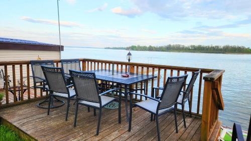 Skylight Waterfront home w/amazing view/dock/boat