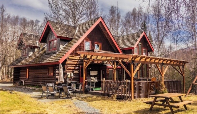 Sleeps 21! Moose Lodge Log Cabin and Chalet & Hot Tub