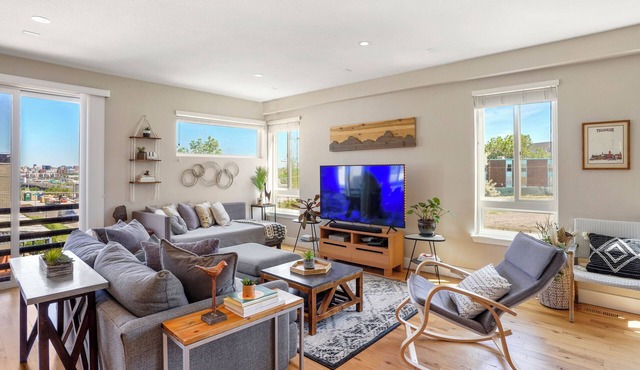 Slofax House - Modern 2 Bedroom Home with Rooftop Hot Tub in Sloans Lake Denver