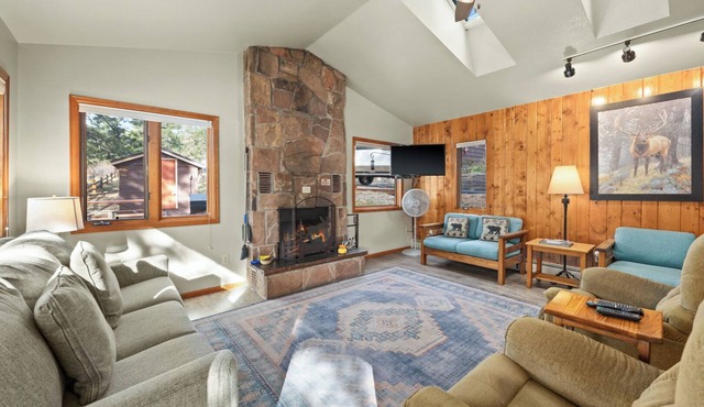 Spacious 1-bedroom cabin with king bed in Estes Park close to RMNP!
