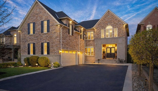 Spacious 2BR+Den Retreat + Fireplace + 10ft Ceiling
