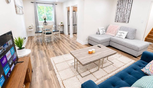Spacious 3BR Home in Waterloo,Free Parking,Private Backyard,Family&Pets Friendly