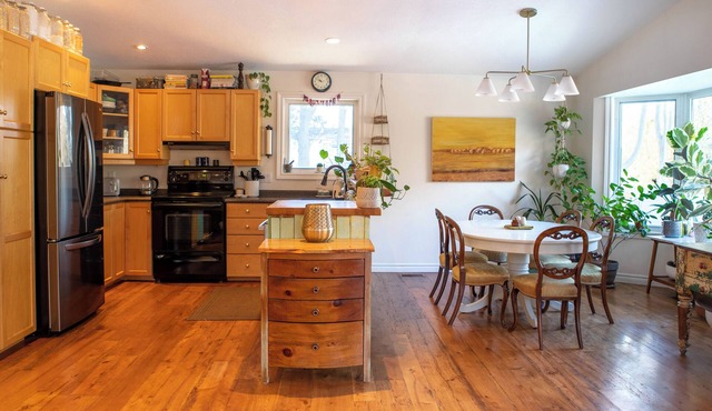 Spacious 4 Bdrm Riverfront Home in the Heart of Elora: 8 min walk to the Mill! in Elora