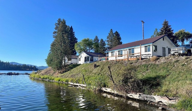 Spacious 4BR Waterfront Cabin at Tiffanys Resort - Perfect for Families & Groups