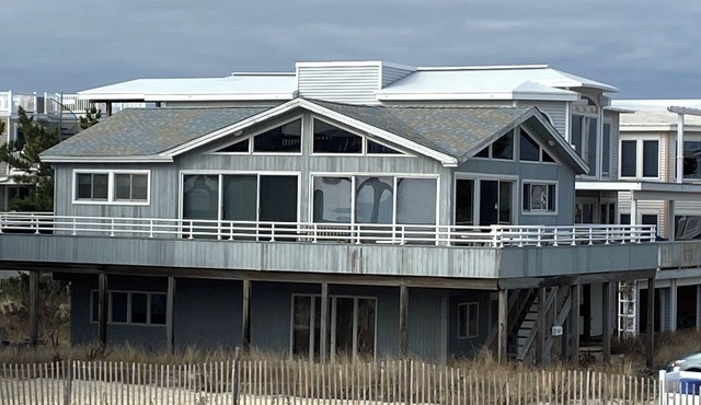 Spacious 5-bedroom house in amazing Harvey Cedars with AC in Harvey Cedars