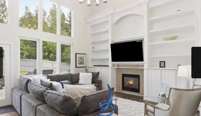 Spacious 5-Bedroom Anchorage Escape with Stunning Views