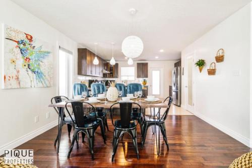 Spacious 6BDR Oasis - Sleeps 17 - Garage - Fireplace