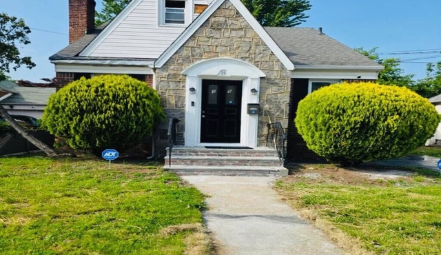 Spacious 6BR Escape | 7 Min to JFK | Free Parking! in Valley Stream