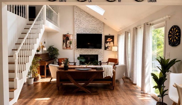 Spacious 6BR Retreat Sleeps 12+ Near DC