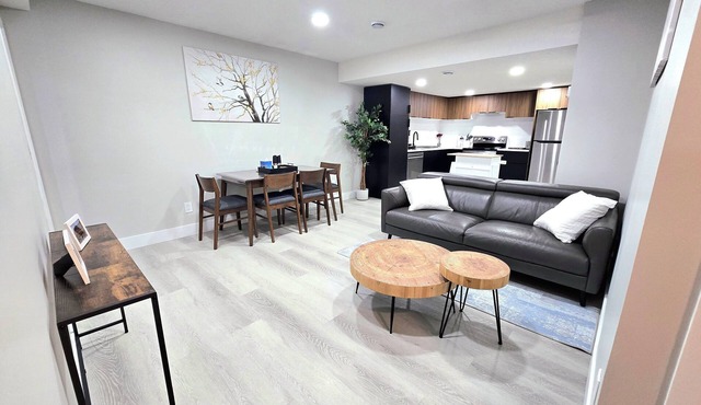 🏡 Spacious Basement Suite: 2 queen beds, Kitchen, Livingroom, Dining, Laundry in Edmonton