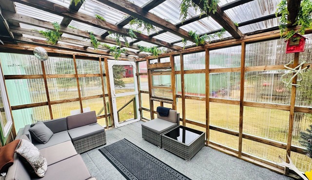 Spacious Guest House with Sauna, 5+ beds, Near Katmai!