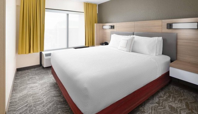 Spacious Houston Suite w/Complimentary Breakfast, Pool Access & Shuttle Service