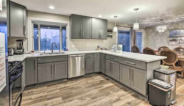 Spacious Kent Home ~ 17 Mi to Dtwn Seattle!