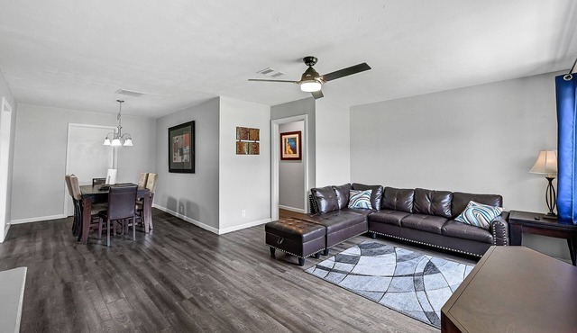 Spacious La Marque Home w/King Bed & Modern Perks