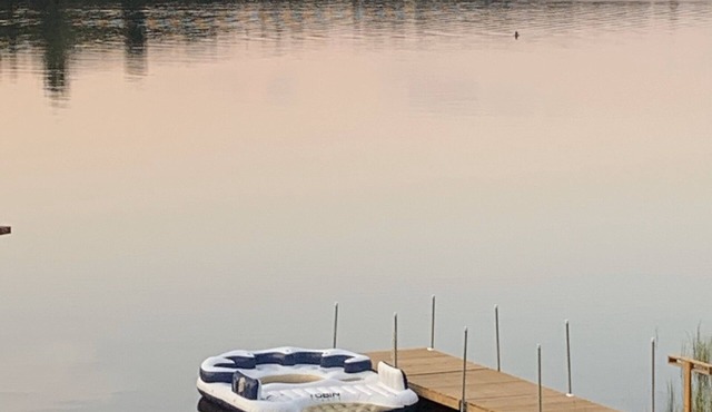 Spacious Lakefront family friendly six bedroom cottage on beautiful Eagle Lake.