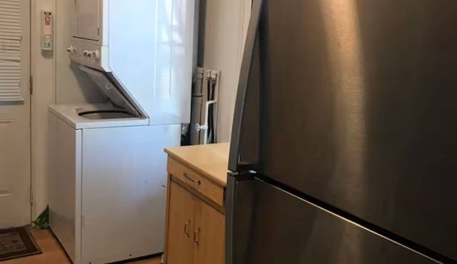 Spacious One Bedroom - Walk To Town, Restaurants
