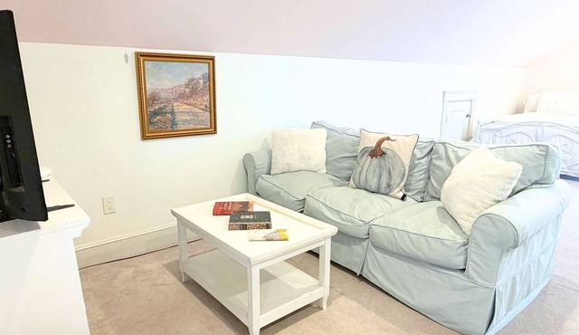 Spacious private 3rd floor studio suite with private ensuite bathroom in Marblehead