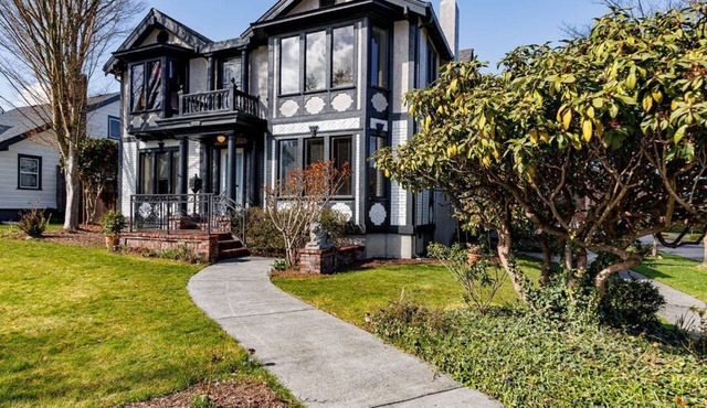 Spacious Proctor Tudor - Sleeps 16 - Dog Friendly - Walkable