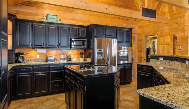 SPACIOUS-SECLUDED CABIN-STUNNING VIEWS-MASTER ON MAIN-POOL TABLE-ARCADE-FIRE PIT