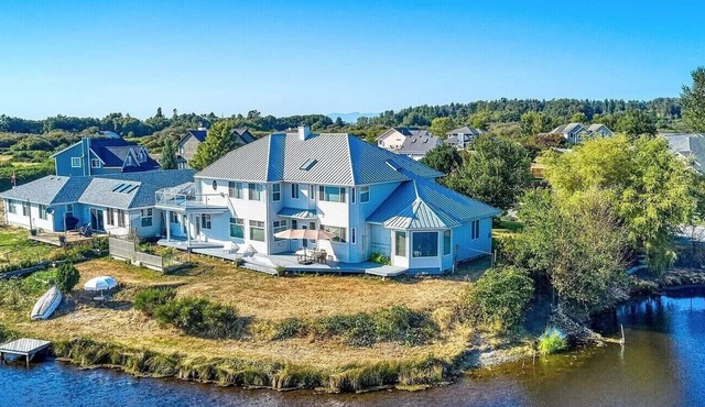 Spacious Second Floor Queen bedroom (Lily Point) in POINT ROBERTS