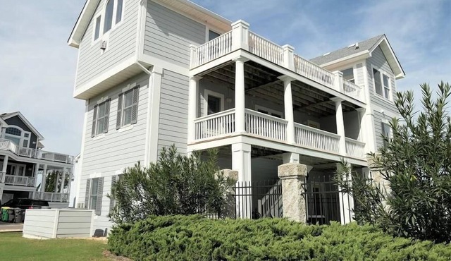 Specials! Free pool heat! Flexible stay, Walk to the Beach, Amenities!