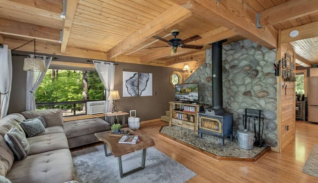 Spectacular Cabin with Amazing Living Outdoor and Indoor Areas in Washington