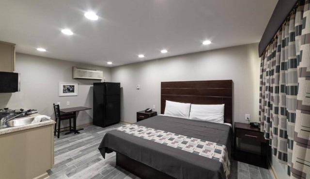 Studio, 1 King Bed, Kitchenette - Non-Smoking