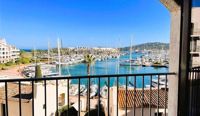 Studio for 2 people with a view of the marina in Cogolin in COGOLIN