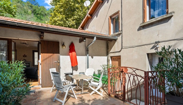 Studio 'Maupas' with Shared Terrace and Wi-Fi in VIENNE