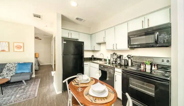Studio Treehouse Escape ~ South Austin ~ Work-Pro Friendly